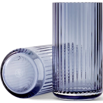 Se Lyngby Porcelæn Lyngbyvasen 20 cm., glas - midnight blue ✔ Stort online udvalg i Lyngby Porcelæn ✔ Hurtig levering: 1 - 2 Hverdage samt billig fragt - Varenummer: KTO-201121 og barcode / Ean: '5711507222028 på lager - Udsalg på Vase Spar op til 58% - Over 1334 design brands på udsalg