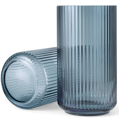 Se Lyngby Porcelæn Lyngbyvasen 31 cm., glas - midnight blue ✔ Kæmpe udvalg i Lyngby Porcelæn ✔ Meget billig fragt og hurtig levering: 1 - 2 hverdage - Varenummer: KTO-201125 og barcode / Ean: '5711507222042 på lager - Udsalg på Vase Spar op til 57% - Over 1354 kendte mærker på udsalg