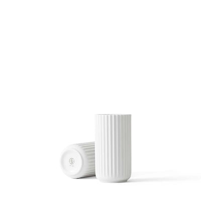 Se Lyngby Porcelæn - Lyngbyvase H15,5 hvid porcelæn ✔ Kæmpe udvalg i Lyngby Porcelæn ✔ Hurtig levering: 1 - 2 Hverdage samt billig fragt - Varenummer: RKTK-LYP200775 og barcode / Ean: '5711507210032 på lager - Udsalg på Spar op til 57% - Over 1354 design mærker på udsalg