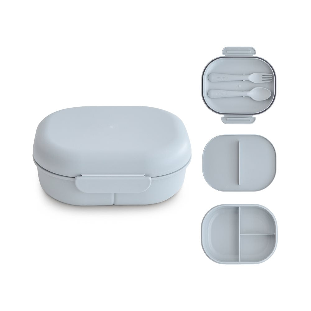 Blå madkasse Mushie Lunchbox i farven Cloud med 3 rum og bestik