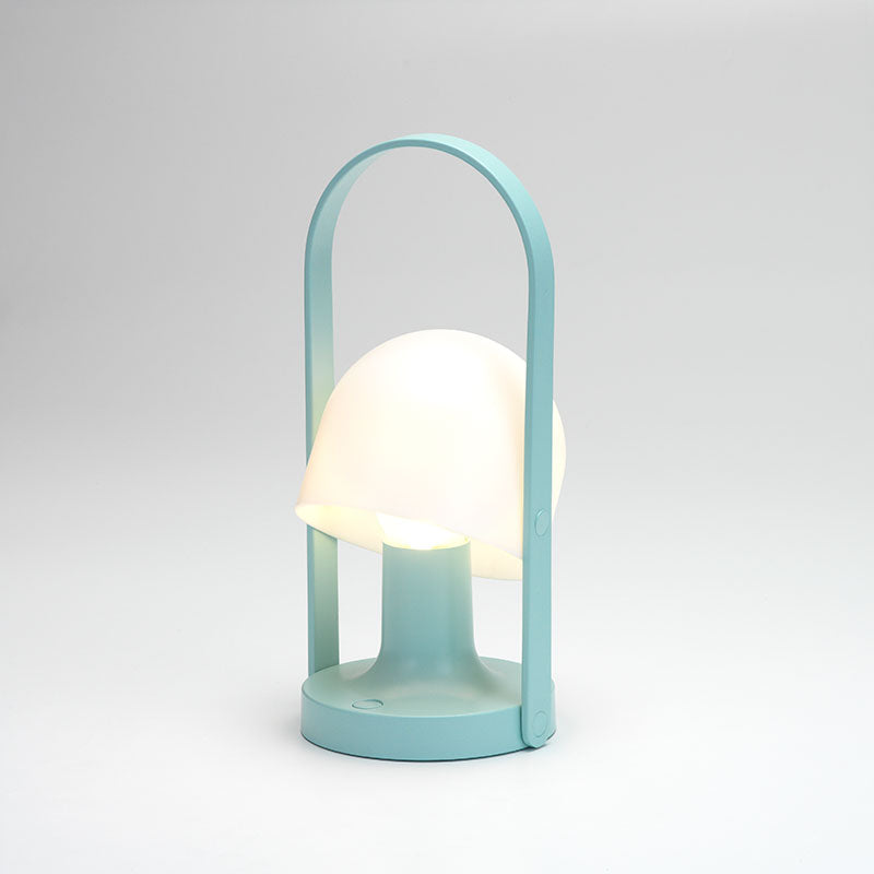 Lyseblå Follow Me transportabel bordlampe fra Marset
