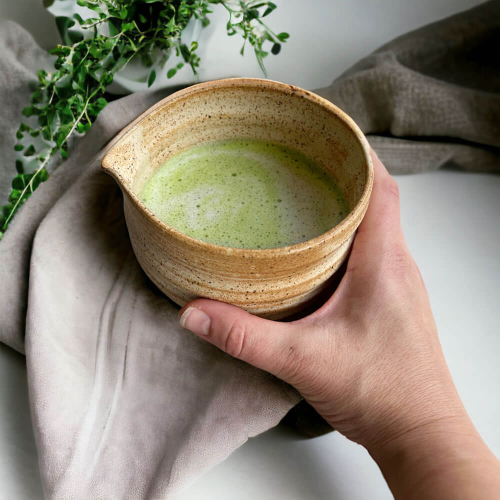 Håndlavet lysebrun keramikskål med hældetud til matcha fra Matchacha