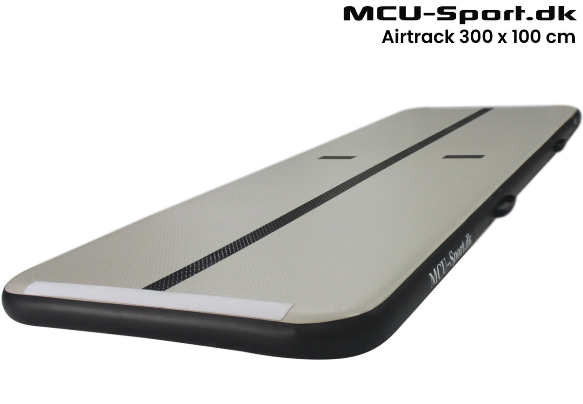 Se MCU-Sport Airtrack 300 x 100 cm ✔ Kæmpe udvalg i MCU-Sport - Køb online på udsalg og tilbud lige nu ✔ Meget billig fragt og hurtig levering - Varenummer: MMAction-207001 og 5712548207005 på lager - Udsalg på Airtrack Op til 63% rabat - Over 1.329 mærker på online udsalg