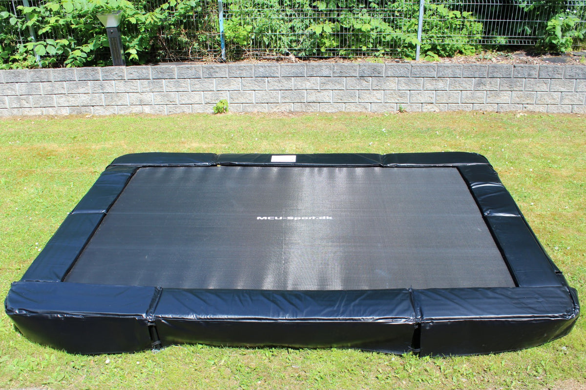 Se MCU-Sport NedGravet / Inground Trampolin 305 x 213 cm ✔ Kæmpe udvalg i MCU-Sport - Køb online på udsalg og tilbud lige nu ✔ Billig fragt • Hurtig levering - Varenummer: MMAction-13792 og 5712548137920 på lager - Udsalg på Have Trampoliner Få op til 69% i rabat - Find over 1.798 mærker på udsalg