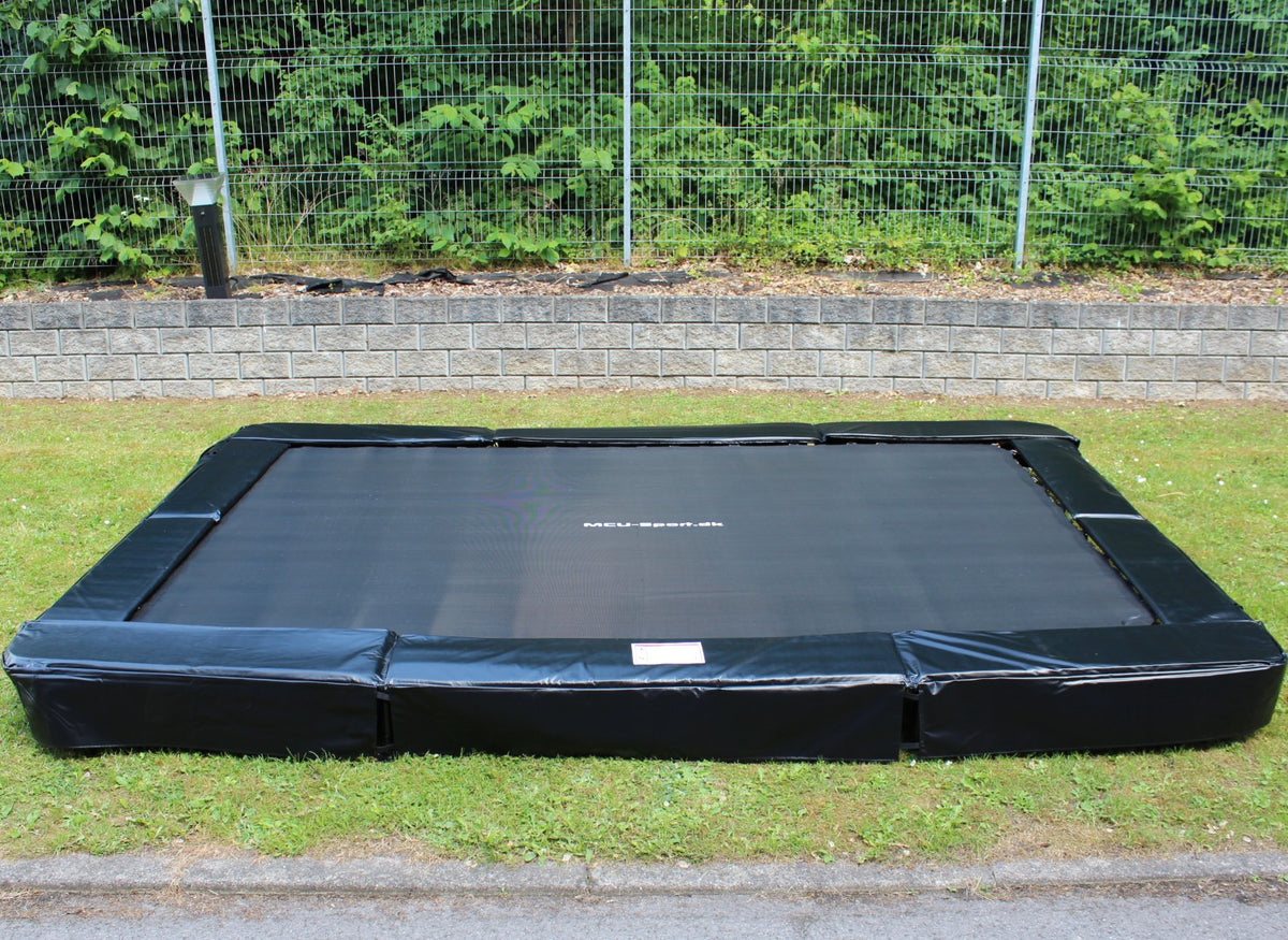 Se MCU-Sport NedGravet / Inground Trampolin 366 x 244 cm ✔ Kæmpe udvalg i MCU-Sport - Køb online på udsalg og tilbud lige nu ✔ Meget billig fragt og hurtig levering - Varenummer: MMAction-13794 og 5712548137944 på lager - Udsalg på Have Trampoliner Spar stort – op til 59% - Over 2.739 mærker med kæmpe udsalg
