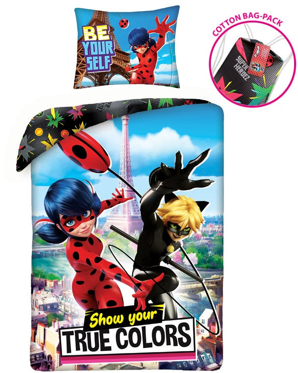 Se Miraculous Ladybug ''Show your true colors'' Sengetøj inkl. rygsæk ✔ Kæmpe udvalg i Bolig Magasin - Køb online på udsalg og tilbud lige nu ✔ Lav fragtpris og hurtig levering - Varenummer: MMAction-2001141 og 5904209600502 på lager - Udsalg på Miraculous Ladybug Sengetøj Spar helt op til 73% - Find dine favoritter blandt 2.739 mærker