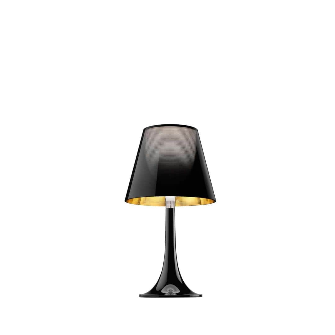 Sort Miss K bordlampe fra Flos med hvid inderskærm