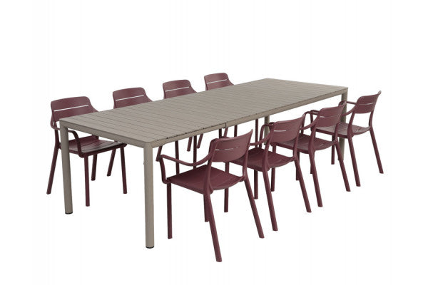 Nardi Tevere havebord i latte med otte Cassia stabelstole i Borgogna