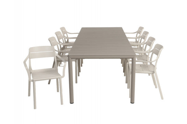 Nardi Tevere havebord i latte med otte Cassia stabelstole i sand