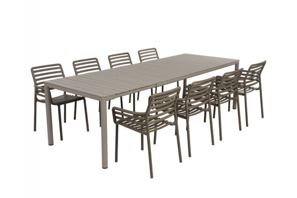 Nardi Tevere havebord i latte med otte Doga stabelstole i Tabacco