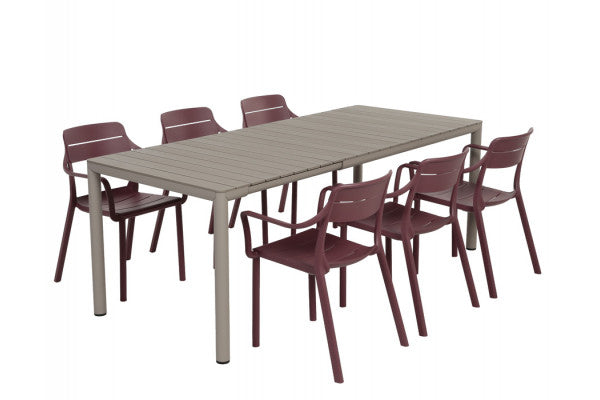 Nardi Tevere udtræksbord i latte med seks Cassia stabelstole med armlæn i Borgogna