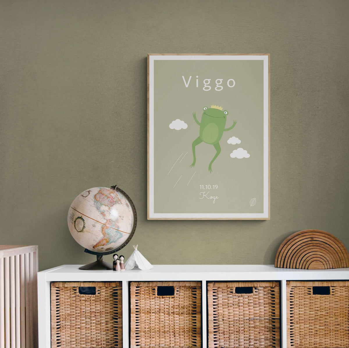 Personlig navneplakat med oliven frø, 50x70 cm i ramme i sort træ