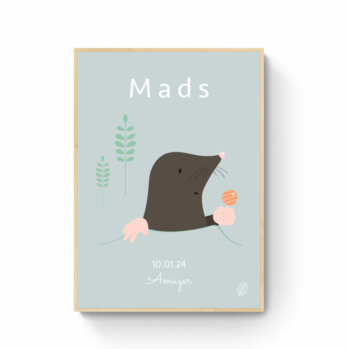 Personlig børneplakat med blå muldvarp, navn, by og dato i 50x70 cm ramme i natur eg