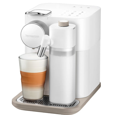 Se Nespresso Gran Lattissima kaffemaskine, 1,3 liter, hvid ✔ Kæmpe udvalg i Nespresso ✔ Meget billig fragt og hurtig levering: 1 - 2 hverdage - Varenummer: KTO-0132193574 og barcode / Ean: '8004399024373 på lager - Udsalg på Kapselmaskine Spar op til 51% - Over 1122 kendte brands på udsalg