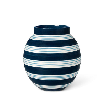 Se Kähler - Omaggio Nuovo Vase 20,5 cm, mørk blå ✔ Kæmpe udvalg i Kähler ✔ Hurtig levering: 1 - 2 Hverdage samt billig fragt - Varenummer: RKTK-K690167 og barcode / Ean: '5703779185071 på lager - Udsalg på Spar op til 51% - Over 1354 design brands på udsalg