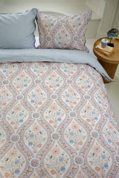 Se billigt tilbud på Pip Ornamento Ramo White 140x200 sengetøj! Udsalg på over 1354 design mærker. Hurtig levering, billig fragt. Køb nu!