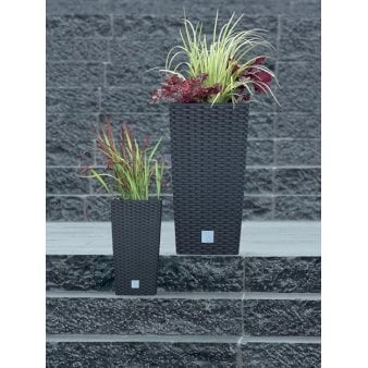 Se Rato, høj firkantet H: 55 cm L/B: 28,7 cm Antracitegrå 15 liter ✔ Kæmpe udvalg i  Plantetorvet - Køb online på udsalg og tilbud lige nu ✔ Hurtig levering: 1 - 2 Hverdage samt billig fragt - Varenummer: PTT-100647 og barcode / Ean:  på lager - Udsalg på Havekrukker > Firkantede krukker Spar op til 67% - Over 1334 design brands på udsalg