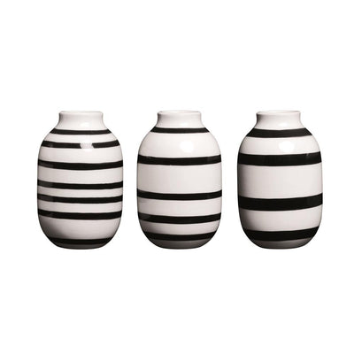 Se Kähler Omaggio vase miniature 3 stk sort-hvid ✔ Kæmpe udvalg i Kähler ✔ Hurtig levering: 1 - 2 Hverdage samt billig fragt - Varenummer: KTT-17862-01 og barcode / Ean: '5703779128009 på lager - Udsalg på Indretning - Dekoration - Vaser Spar op til 54% - Over 1334 design brands på udsalg