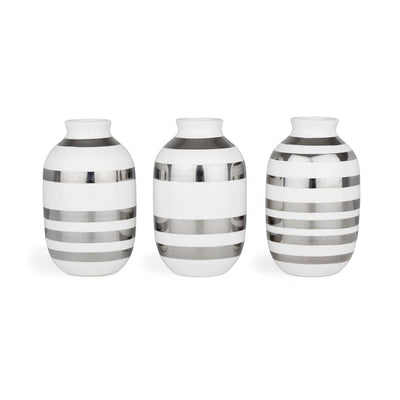 Se Kähler Omaggio vase miniature 3 stk sølv-hvid ❤ Stort online udvalg i Kähler ❤ Meget billig fragt og hurtig levering: 1 - 2 hverdage - Varenummer: NDN-17862-05 og barcode / Ean: '5703779153506 på lager - Udsalg på Home & Garden - Decor - Vases Spar op til 65% - Over 1150 kendte brands på udsalg