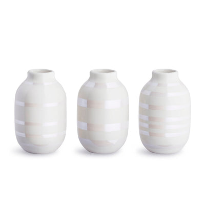 Se Kähler Omaggio vase miniature 3 stk perlemor-hvid ✔ Kæmpe udvalg i Kähler ✔ Hurtig levering: 1 - 2 Hverdage samt billig fragt - Varenummer: KTT-17862-07 og barcode / Ean: '5703779160535 på lager - Udsalg på Indretning - Dekoration - Vaser Spar op til 52% - Over 1334 design brands på udsalg