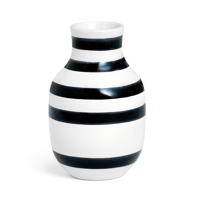 Se Kähler Omaggio vase lille sort ✔ Kæmpe udvalg i Kähler ✔ Hurtig levering: 1 - 2 Hverdage samt billig fragt - Varenummer: KTT-17863-01 og barcode / Ean: '5703779119601 på lager - Udsalg på Indretning - Dekoration - Vaser Spar op til 51% - Over 1334 design brands på udsalg
