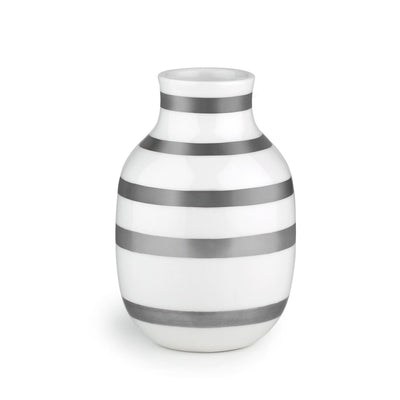 Se Kähler Omaggio vase sølv lille ✔ Kæmpe udvalg i Kähler ✔ Hurtig levering: 1 - 2 Hverdage samt billig fragt - Varenummer: KTT-22363-01 og barcode / Ean: '5703779152110 på lager - Udsalg på Indretning - Dekoration - Vaser Spar op til 64% - Over 1354 design brands på udsalg