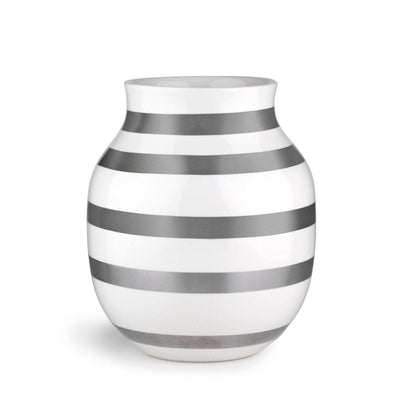 Se Kähler Omaggio vase sølv mellem ❤ Stort online udvalg i Kähler ❤ Meget billig fragt og hurtig levering: 1 - 2 hverdage - Varenummer: NDN-22363-02 og barcode / Ean: '5703779152127 på lager - Udsalg på Home & Garden - Decor - Vases Spar op til 55% - Over 785 kendte brands på udsalg