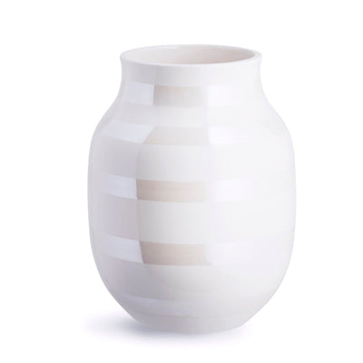 Se Kähler Omaggio Vase perlemor mellem ❤ Stort online udvalg i Kähler ❤ Meget billig fragt og hurtig levering: 1 - 2 hverdage - Varenummer: NDN-26525-02 og barcode / Ean: '5703779160511 på lager - Udsalg på Home & Garden - Decor - Vases Spar op til 53% - Over 1334 design mærker på udsalg
