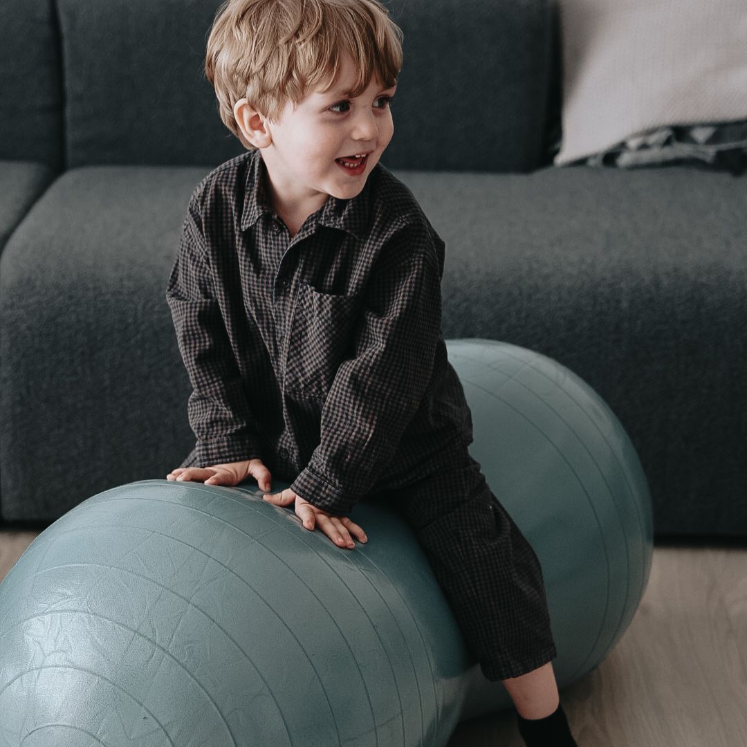 Stor blå peanut-formet balancebold i farven Morning Blue fra Find that Hippo