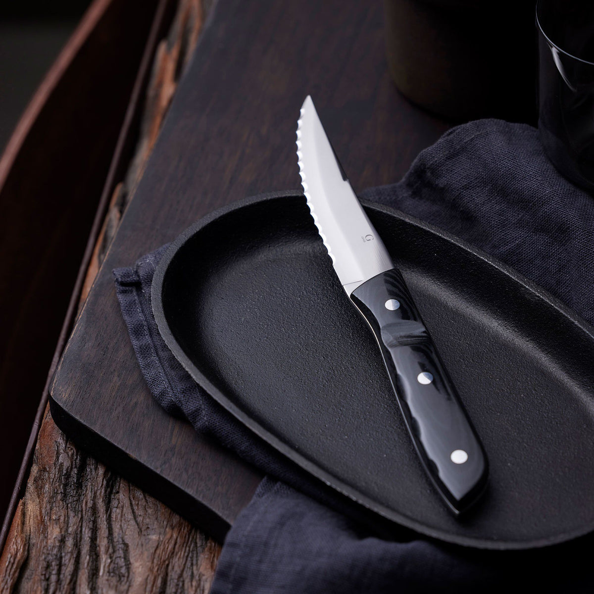 Sæt med fire Old Farmer steakknive i sort og stål fra Gense