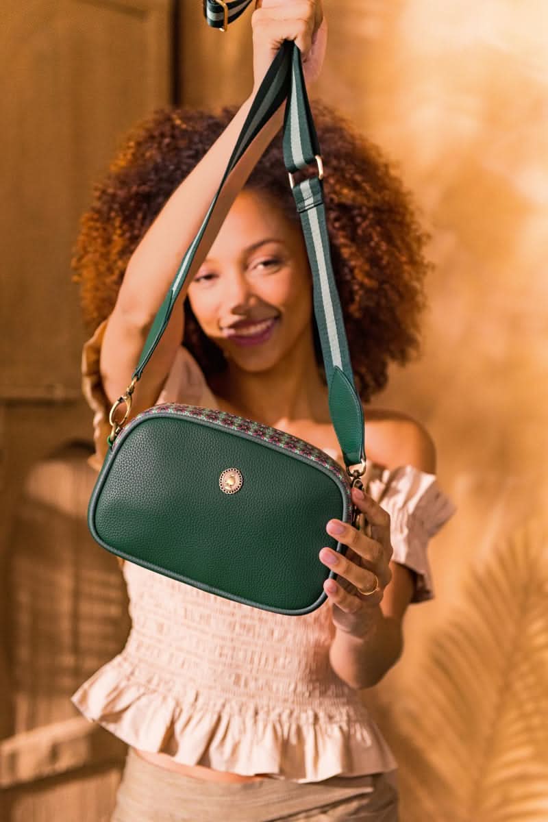 Se Frida Cross Body Bag Small Green 21x6x13cm på udsalg! Billig fragt & hurtig levering. Spar op til 52% på Tøj & Accessories. Over 785 brands på tilbud.