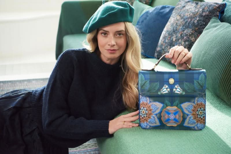 Se Frances Cross Body Flap Flores Felices Dark Blue 25x9x21.5cm på udsalg! Billig fragt & hurtig levering (1-2 hverdage). Spar op til 57% på PIP Studio. Køb nu!