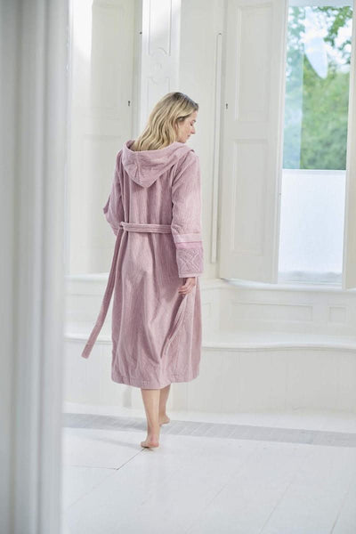 Se tilbud på PIP Soft Zellige Badekåbe Lila XL! Billigt udsalg på Pip Studio. Hurtig levering, 1-2 hverdage. Varenummer: CADEC-320910. Spar op til 61%.