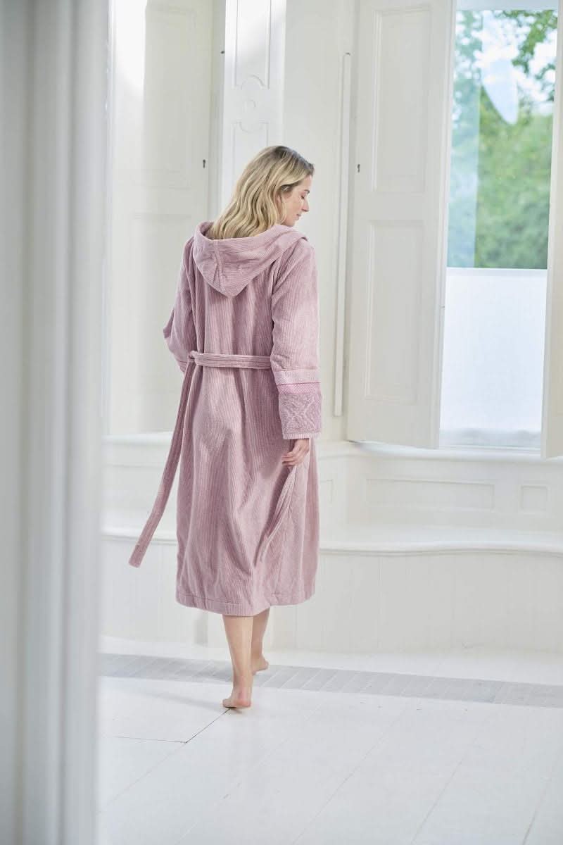 Se tilbud på PIP Soft Zellige Badekåbe Lila XL! Billigt udsalg på Pip Studio. Hurtig levering, 1-2 hverdage. Varenummer: CADEC-320910. Spar op til 61%.
