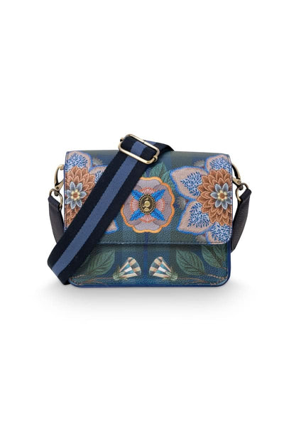Se Fenna Cross Body Flap Small Flores Felices Dark Blue 19x6x16cm på udsalg! Billig fragt & hurtig levering. Spar op til 55% på PIP Studio. Køb nu!