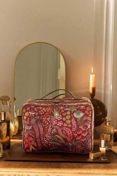 Se Casey Beauty Case Querida Velvet Red 27x10x19cm på udsalg! Billig fragt & hurtig levering (1-2 dage). Stort udvalg af Pip Studio. Køb nu og spar op til 61%!