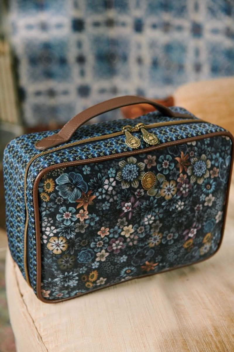 Se billigt tilbud på Pip Studio Beauty Case Square Large Tutti i Fiori Blue 27x19x10cm! Udsalg på Bolig > Badeværelse > Toilettaske. Spar op til 62%. Hurtig levering: 1-2 hverdage.