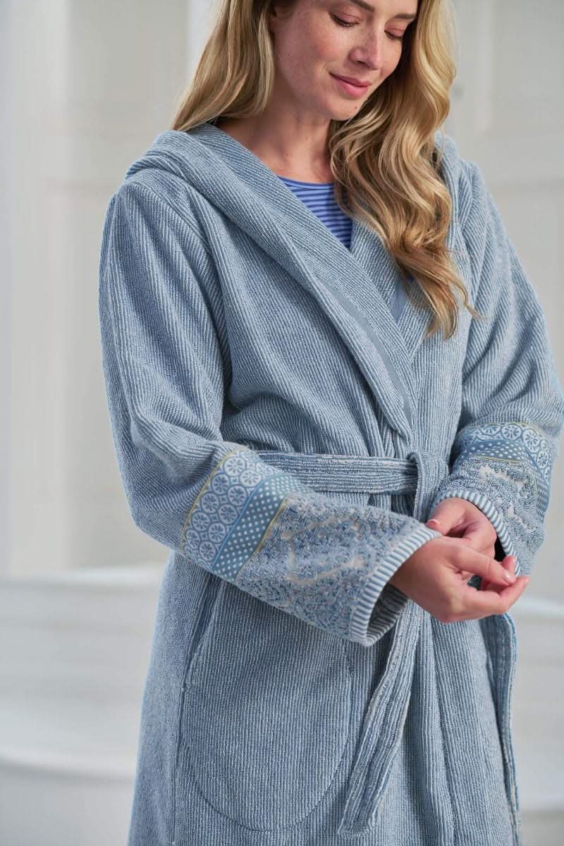 Se billigt tilbud på PIP Soft Zellige Bathrobe Blue Grey XS! Udsalg på Pip Studio - Køb online nu! Hurtig levering, billig fragt. Varenummer: CADEC-320912. Spar op til 64%.