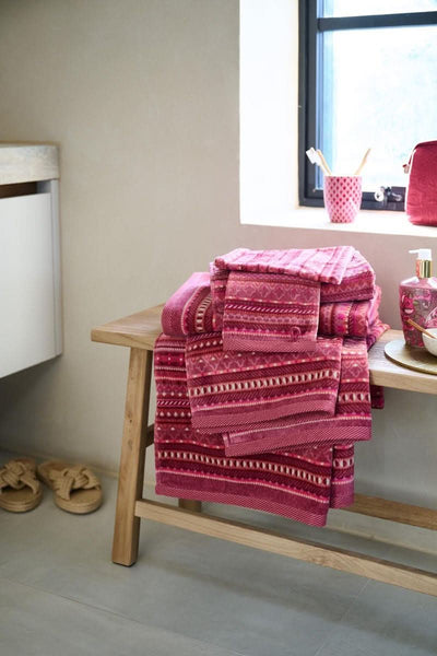 Se PIP Geometric Print Dark Pink 70x140 på udsalg! Billig fragt & hurtig levering. Spar op til 54% på tilbud. Over 1354 design mærker på udsalg.