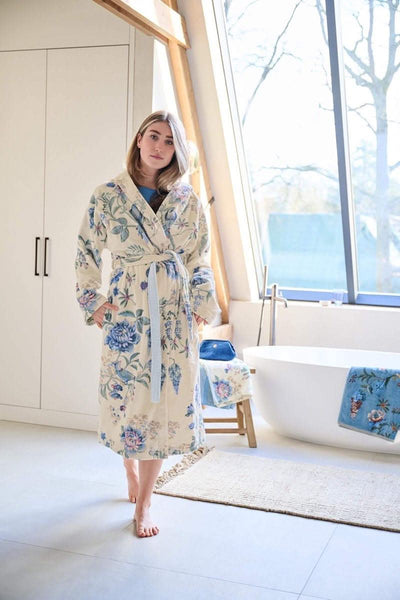 Se Pip Studio Secret Garden badekåbe i hvid/blå XXL til billigt tilbud! Spar op til 67% på udsalg. Hurtig levering (1-2 hverdage) & billig fragt. Varenummer: CADEC-327015.