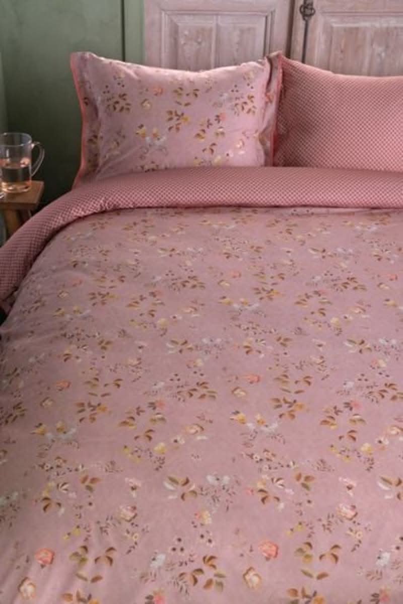 Se tilbud på DK PIP Tokyo Blossom Light Pink 140x200 - Billigt udsalg! Spar op til 66% på sengetøj. Hurtig levering (1-2 hverdage) & billig fragt. Over 1334 designmærker på udsalg.