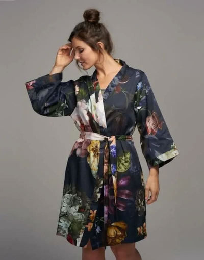 Se Essenza Fleur Kimono Nightblue på udsalg! Billig fragt & hurtig levering. Spar op til 54% på tilbud. Køb nu!