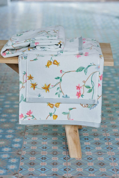 Se Pip Studio Les Fleurs White 55x100 på udsalg! Billigt tilbud - Køb online nu. Hurtig levering (1-2 dage) & billig fragt. Over 1334 design mærker på udsalg.