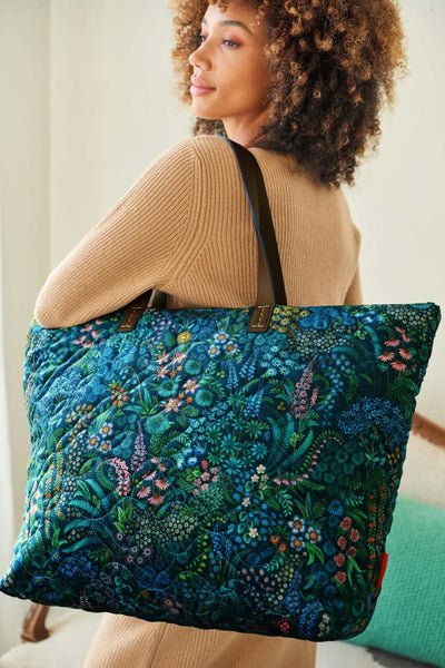 Se Tilda Tote Bag Querida Quilted Velvet Dark Blue 66x20x44cm på udsalg! Billig fragt & hurtig levering. Spar op til 66% på Pip Studio. Køb nu!