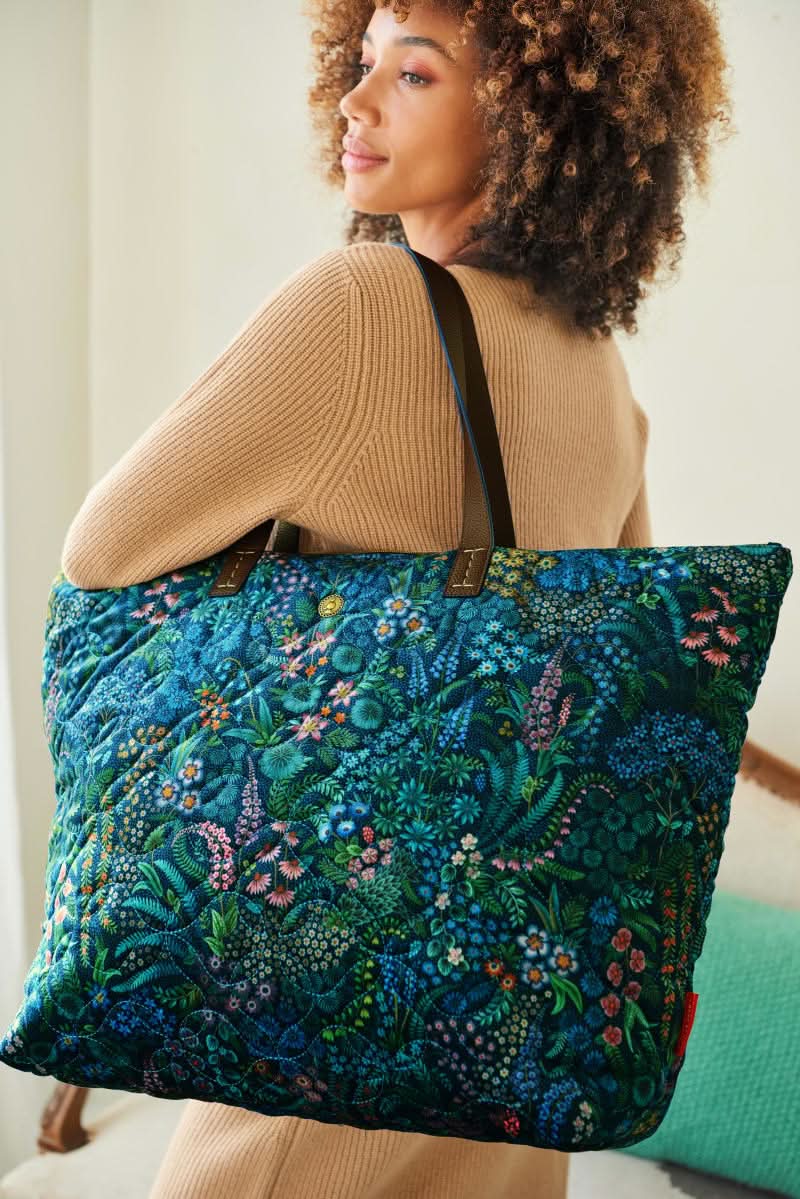 Se Tilda Tote Bag Querida Quilted Velvet Dark Blue 66x20x44cm på udsalg! Billig fragt & hurtig levering. Spar op til 66% på Pip Studio. Køb nu!