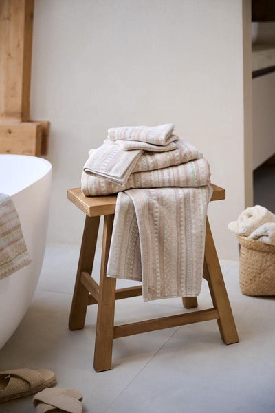 Se billigt tilbud på PIP Geometric Print Sand 30x50! Udsalg på håndklæder fra Pip Studio. Hurtig levering, billig fragt. Over 1354 design mærker på udsalg.