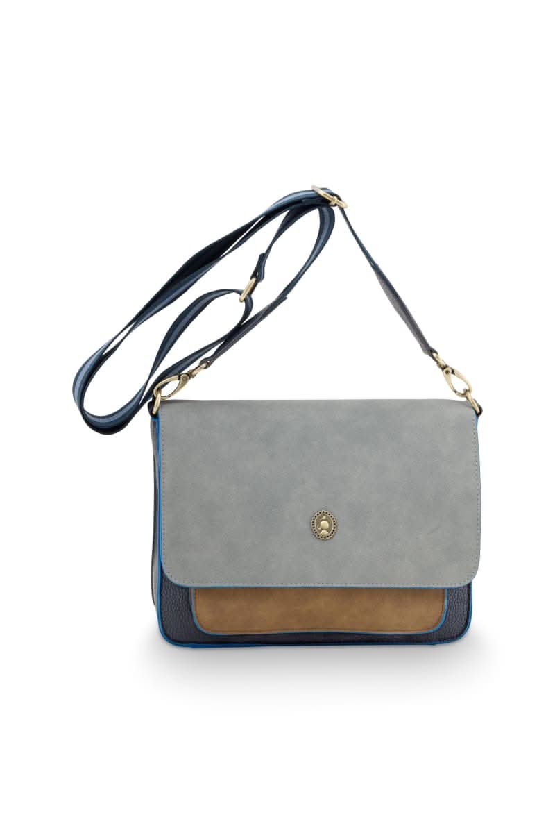 Se Fenna Cross Body Flap Medium Blue 25x7x20cm på udsalg! Billig fragt & hurtig levering. Spar op til 65% på Tøj & Accessories. Over 1334 mærker på tilbud.
