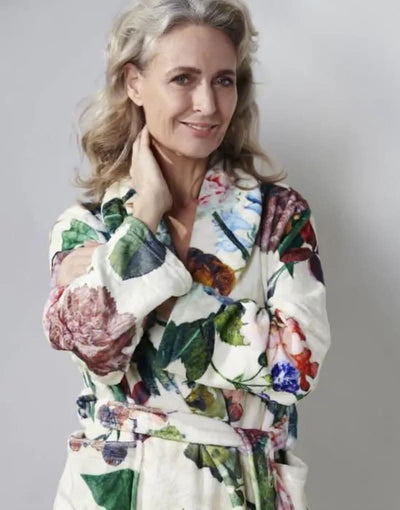 Se M Fleur badekåbe Ecru til billige priser! Udsalg på 100% polyester kåbe. Hurtig levering, tilbud og billig fragt. Køb nu!