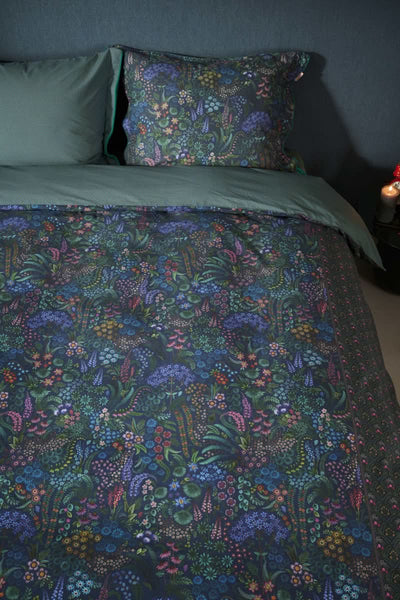 Se billigt tilbud på PIP Studio Querida Dark Blue 140x220 sengetøj! Udsalg på over 1354 design mærker. Hurtig levering: 1-2 hverdage. Varenummer: CADEC-326173.