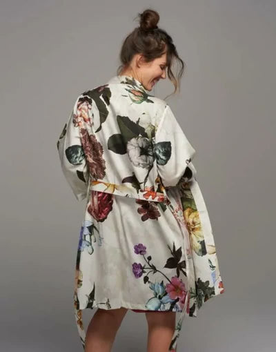 Se S Fleur Kimono ECRU i 100% bomulds satin til billige priser! Udsalg og tilbud på Pip Studio. Hurtig levering, billig fragt. Varenummer: CADEC-401055-321-007.